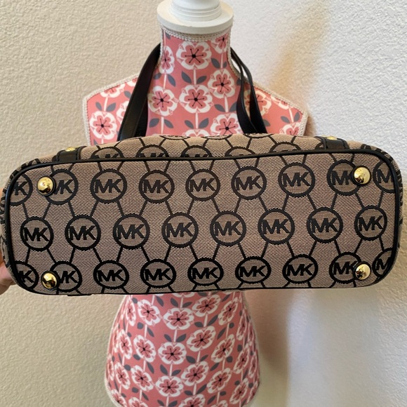 Michael Kors NWT Black and Tan Signature Tote - Picture 4 of 4